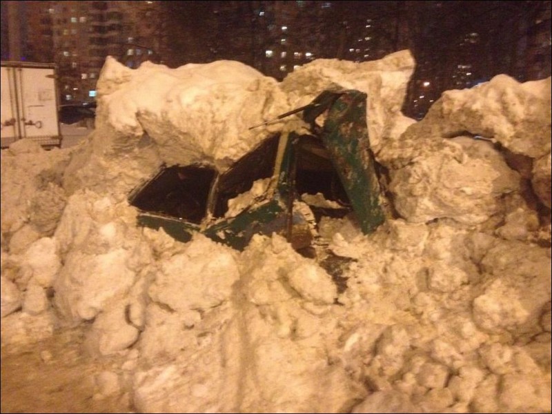 В Москве коммунальщики раздавили автомобиль “ока”, приняв его за сугроб