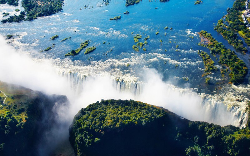 Водопад Виктория на стыке Зимбабве и Замбии