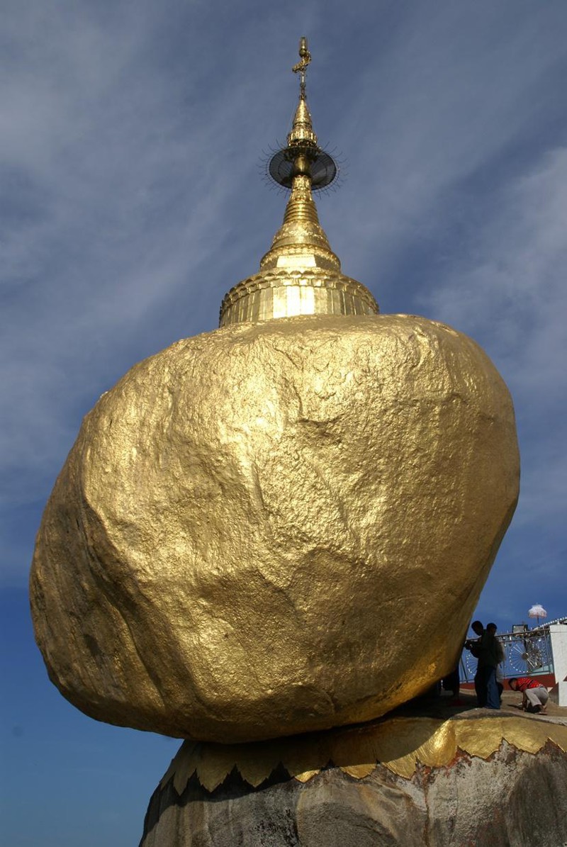 Золотой камень. Гора Чайттийо Бирма золотой камень. Золотой камень Будды в штате Мон Мьянма. Камень Будды Бирма. Чайттийо в Мьянме.