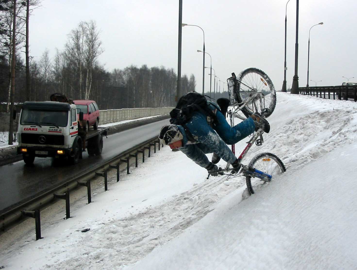 Велосипедист зимой прикол