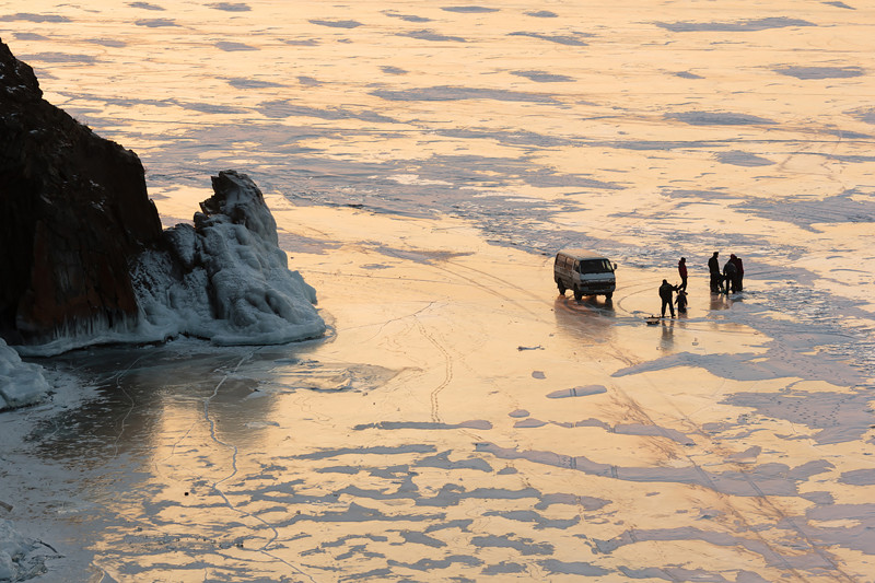 7. Несмотря на толщу льда в несколько метров, который выдерживает вес машины, рыбаки сверлят лунки для ловли омуля — байкальского эндемика.
