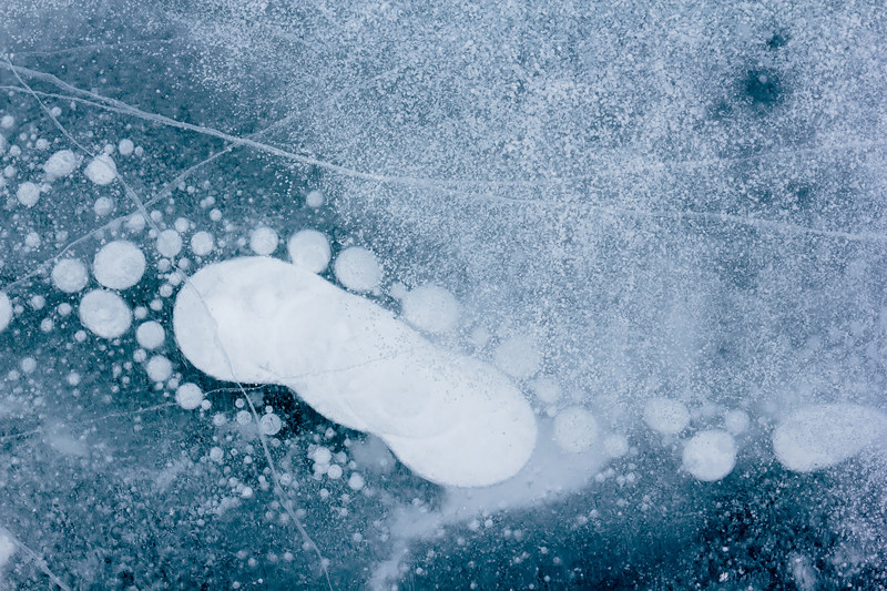 8. В глубине замерзшего озеро можно встретить следы пребывания странных форм жизни.