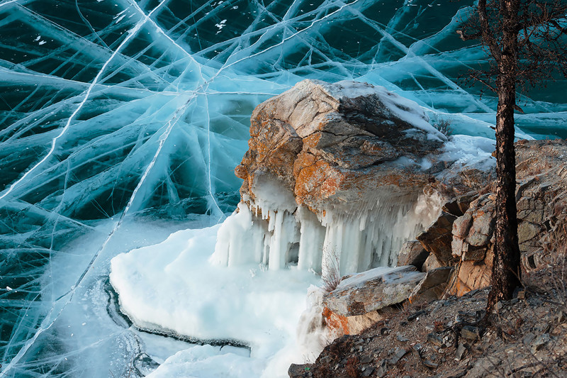 10. Даже зимой, скованный льдом, Байкал дышит. Слышны глубинные взрывы, скрип трещин, треск ломающегося льда.