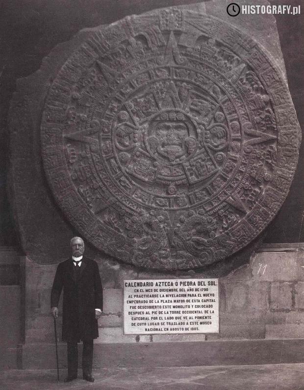 Мексиканский президент Порфирио Диаз стоит рядом с солнечным календарём Ацтеков история, люди, редкие, фото
