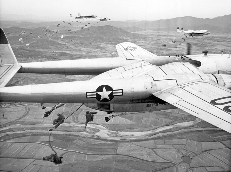 Десантники высаживаются с борта военно-транспортного самолёта ВВС США C-119 над Кореей, октябрь 1950 года.