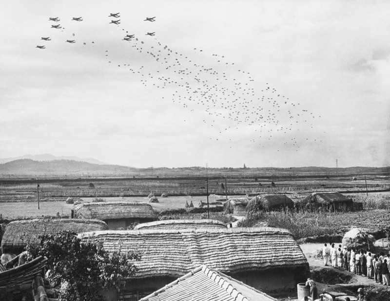 Десантники миротворческих сил ООН высаживаются в окрестностях северокорейских городов Сукчон и Сунчон, 20 октября 1950 года. 