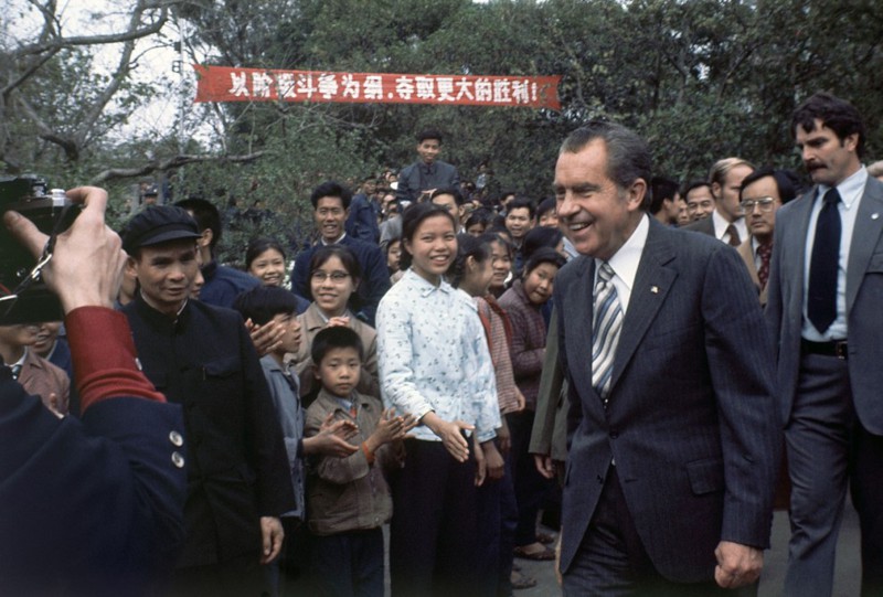 Бывший президент США Ричард Никсон посещает Кантонский парк в Кантоне (современный Гуанчжоу), Китай, 28 февраля 1976 года. 