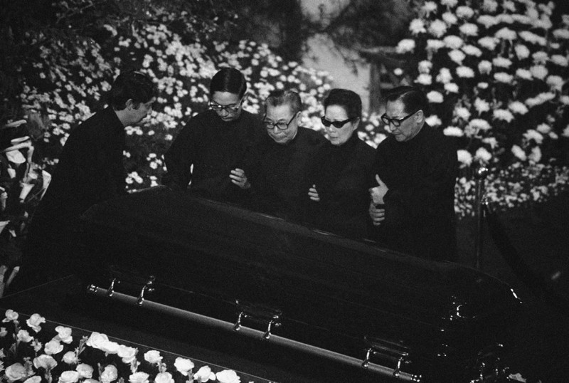 Члены семьи президента Китайской Республики Чана Кайши у его гроба на похоронах в Тайбэе, Тайвань, 16 апреля 1975 года. 