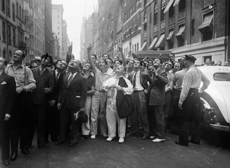 Любопытная толпа собралась поглазеть на Джона Уорда, который угрожает спрыгнуть с 17-го этажа гостиницы Gotham Hotel на 5-й авеню в Нью-Йорке, 26 июля 1938 года. Время от времени толпа пятилась назад, когда казалось, что Уорд вот-вот спрыгнет. 
