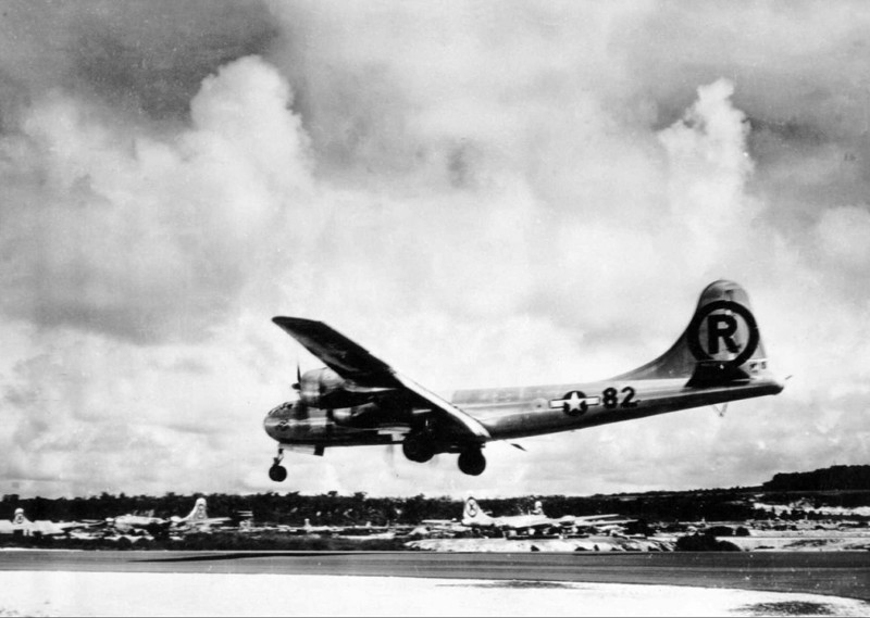Бомбардировщик B-29 «Суперфортресс» «Enola Gay» приземляется на авиабазе на острове Титан после атомной бомбардировки Хиросимы, 6 августа 1945 года. 