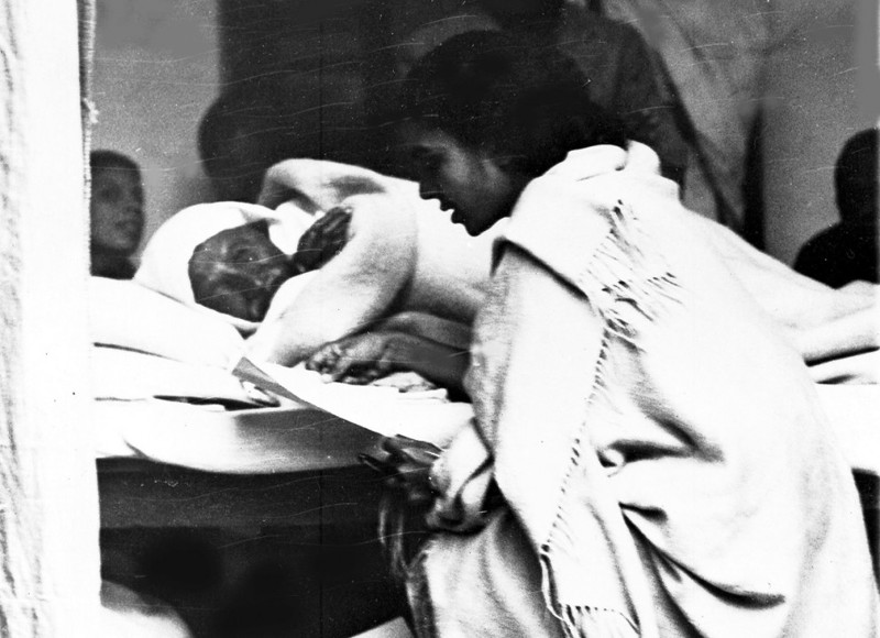 Индийский лидер Махатма Ганди находится в постели в пятый день своей голодовки в Нью-Дели, 17 января 1948 года.