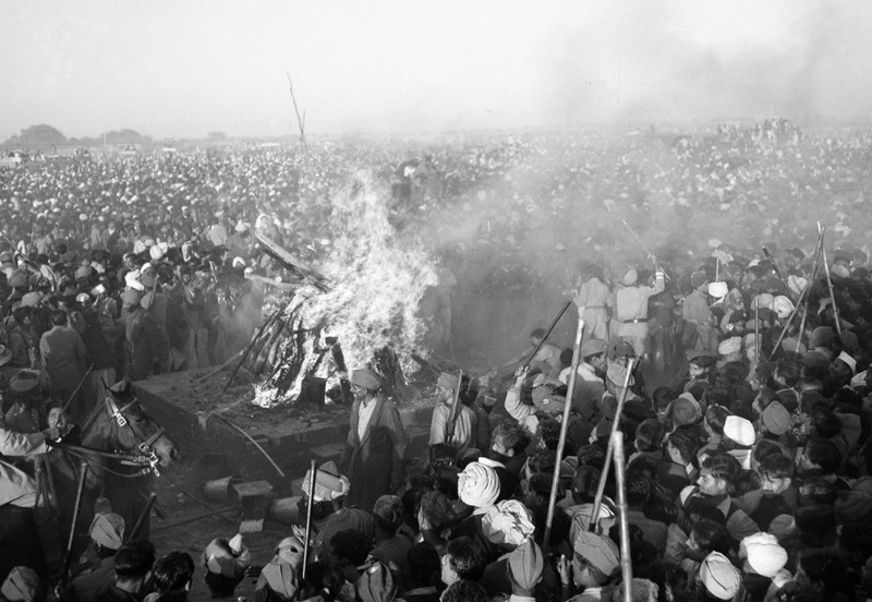 Полиция, армия и добровольцы пытаются отстранить людей от погребального костра Махатмы Ганди в Нью-Дели, 31 января 1948 года. 