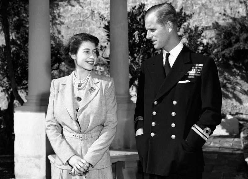 Принцесса Елизавета и её супруг, Филипп, герцог Эдинбургский, возле особняка Villa Guardamangia, где пара останавливалась во время своего визита на Мальту, 23 ноября 1949 года. 