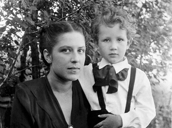 Святослав Бэлза с мамой Зоей Константиновной. Конец 1940-х