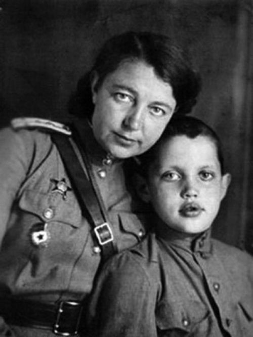 Роберт Рождественский с мамой Верой Павловной