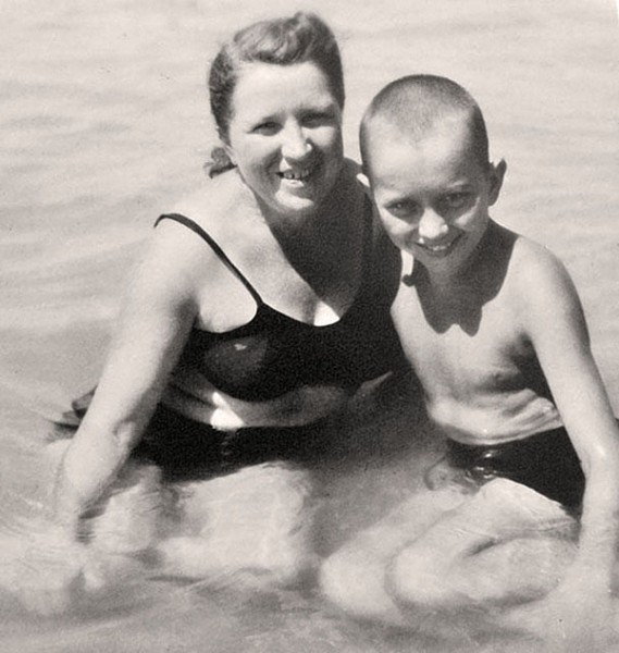 Саша Масляков с мамой Зинаидой Алексеевной, конец 1940-х
