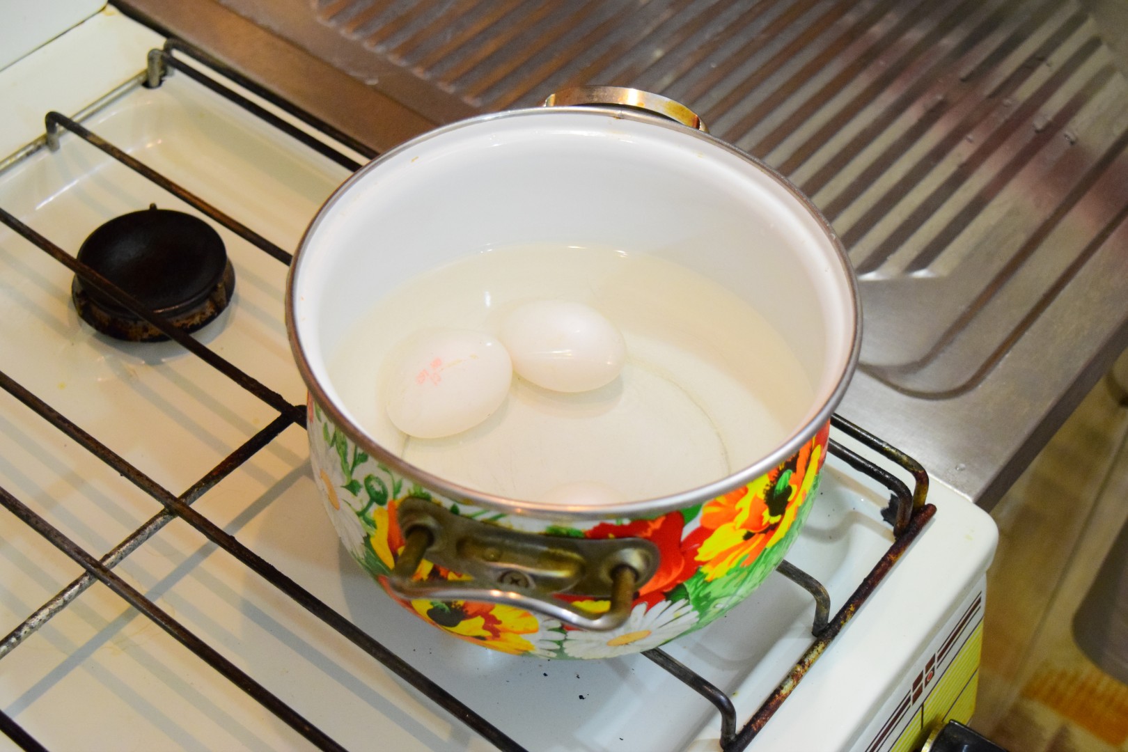 Можно ли греть яйцом. Паровая печь для варки яиц. Сварить яйца на водяной бане. Варка яйца в банке. Вареная яичница в кипятке рецепт.