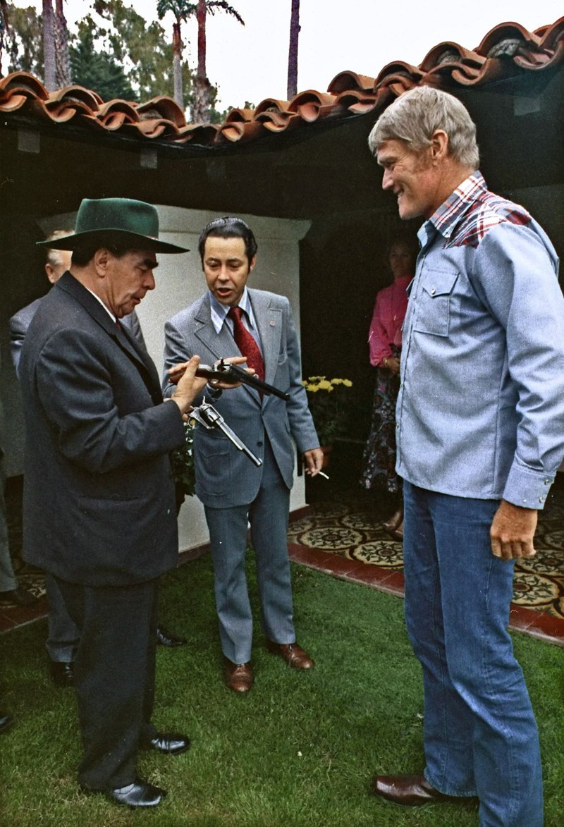 Цветная фотография, на которой Брежнев с двумя Кольтами 45S в руках и в ковбойской шляпе. Они были вручены ему в качестве подарка.