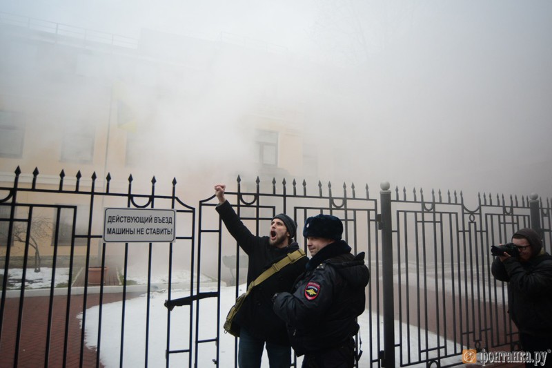 Савченко, гори в аду! — лимоновцы в Питере атаковали консульство Украины 