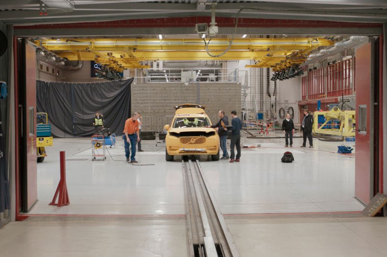 Новая система безопасности от Volvo при вылете с дороги