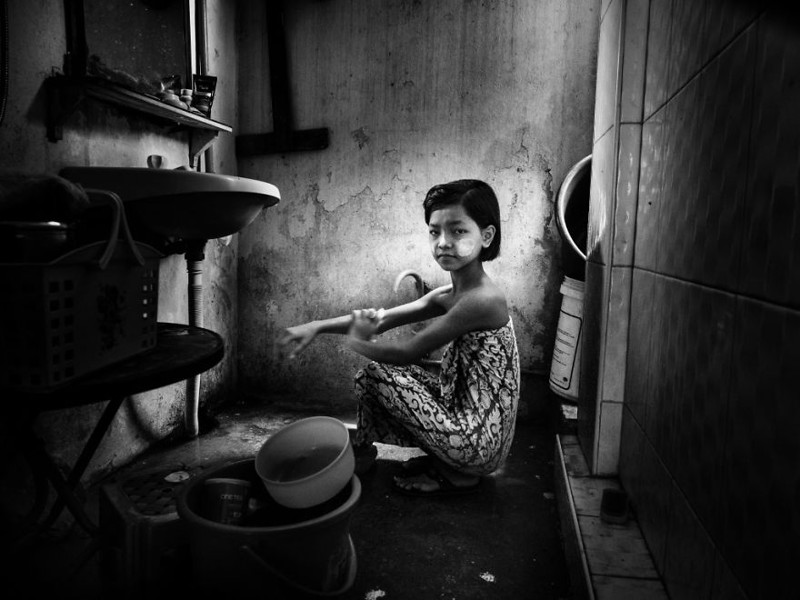 20. Мьянма - Девочка в ванной комнате. Фотограф: Linda De’nobili, Италия (1-е место в номинации "Документальная и уличная фотография", 2 этап)