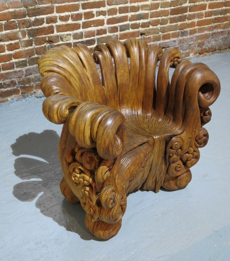 Оригинальное кресло из дерева 
