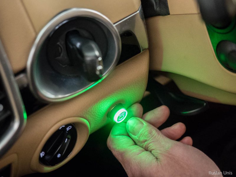 В салоне автомобиля есть кнопочка, которая светится зеленым. На ней обозначение чего-то, похожего на шип. Водитель нажимает на кнопку, она гаснет, и...