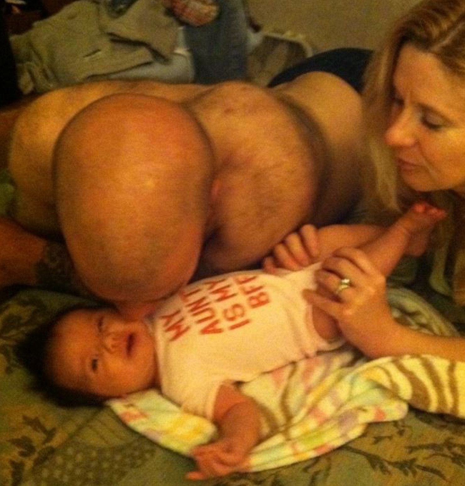 Папа целует ребёнка. Вы же именно так и подумали при первом взгляде на фото?
