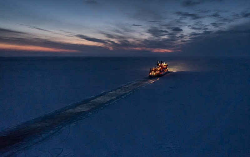 Ледокол в открытом море ночью с вертолета