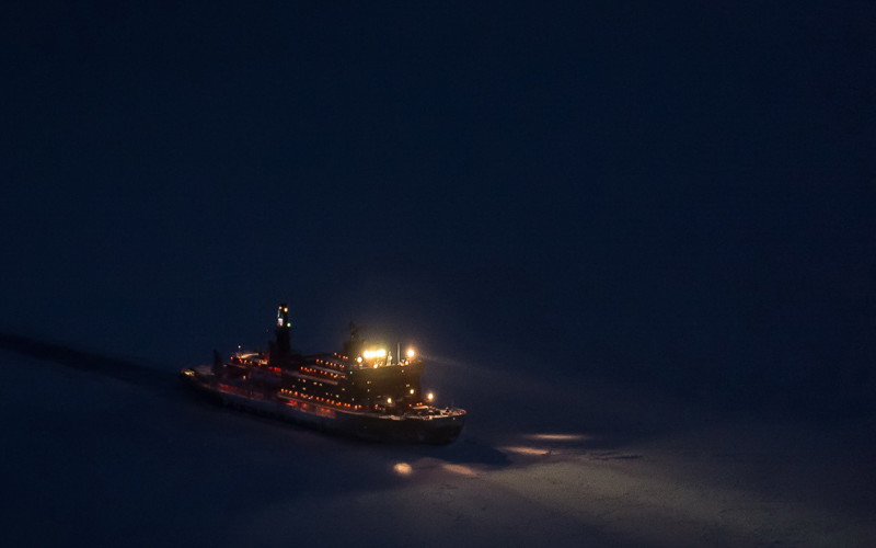 Ледокол в открытом море ночью с вертолета