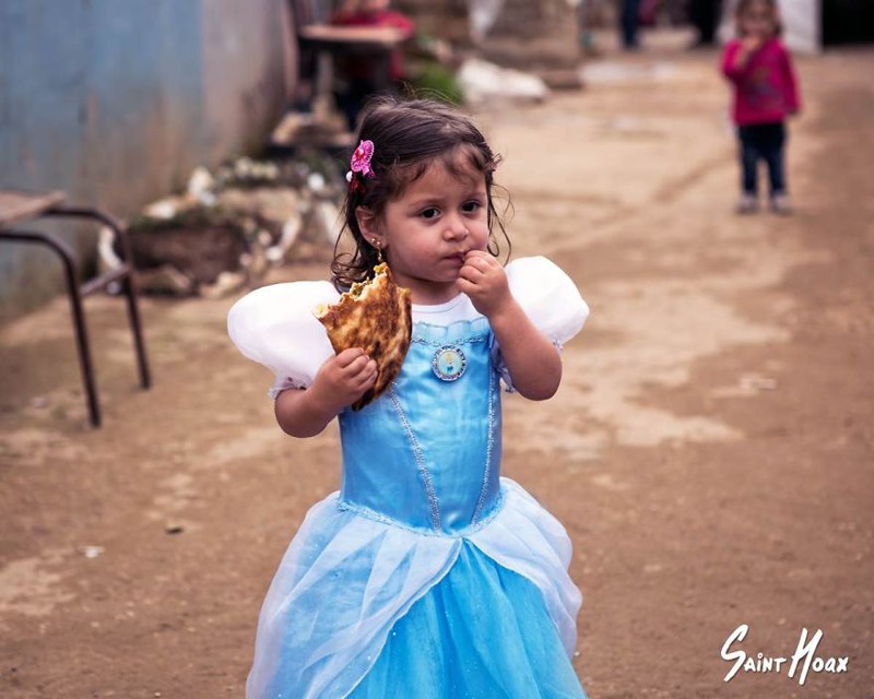 Художник устроил для девочек в лагере для беженцев в Ливане костюмированную вечеринку
