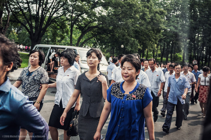 Те, кто живут в Пхеньяне, считаются привилегированным слоем и носят специальный значок