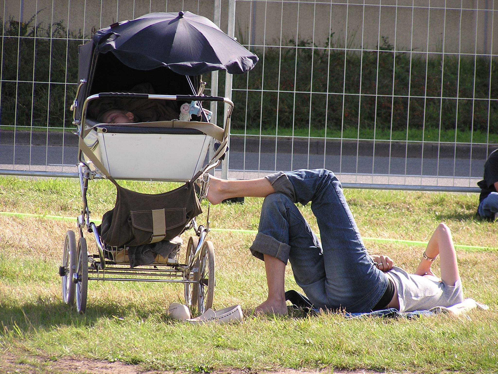 Street sleeping. Ребенок в коляске. Женщина с коляской. Мама с коляской. Коляска "малыш".
