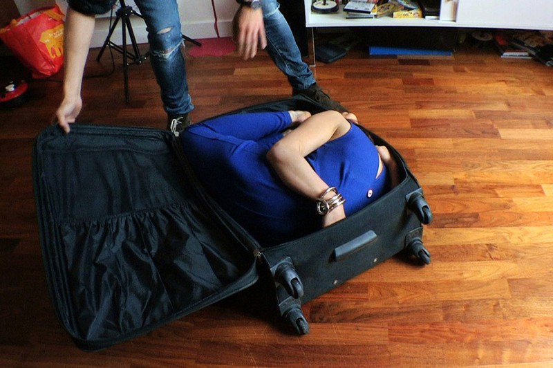 Как уложить девушку в чемодан