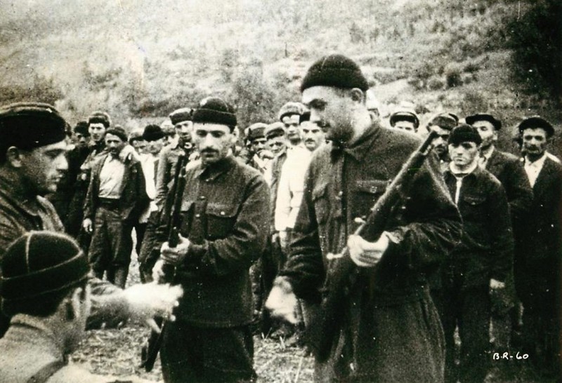Раздача патронов и винтовок в партизанском отряде