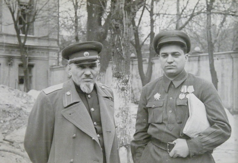 Сидор Артемьевич Ковпак и комиссар Кизя Л. Е. в Киеве. 1947