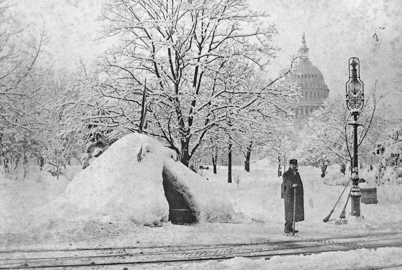 Мужчина рядом с иглу на фоне Капитолия, Вашингтон 