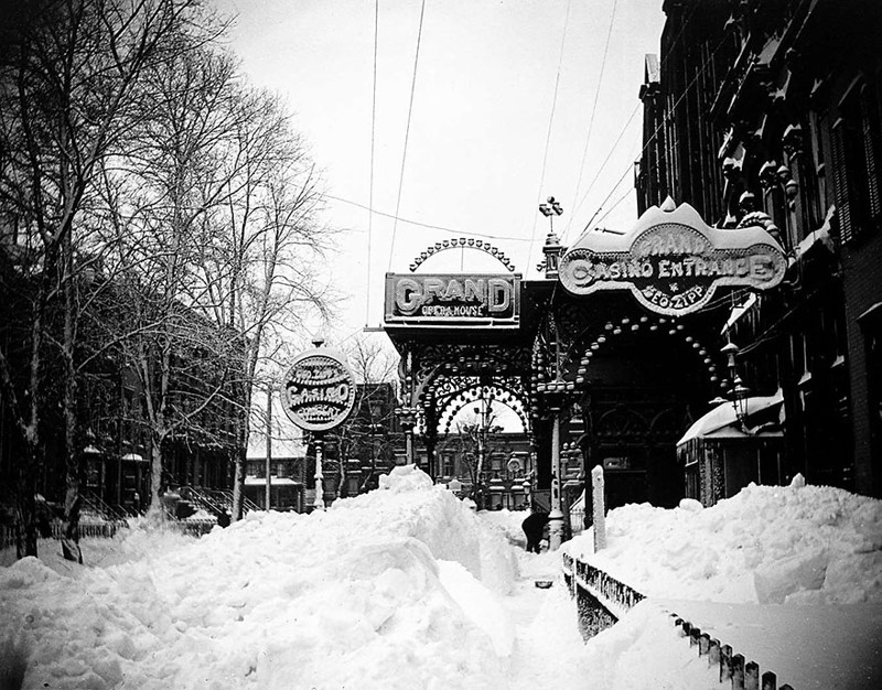 Дом Оперы в Бруклине под снегом