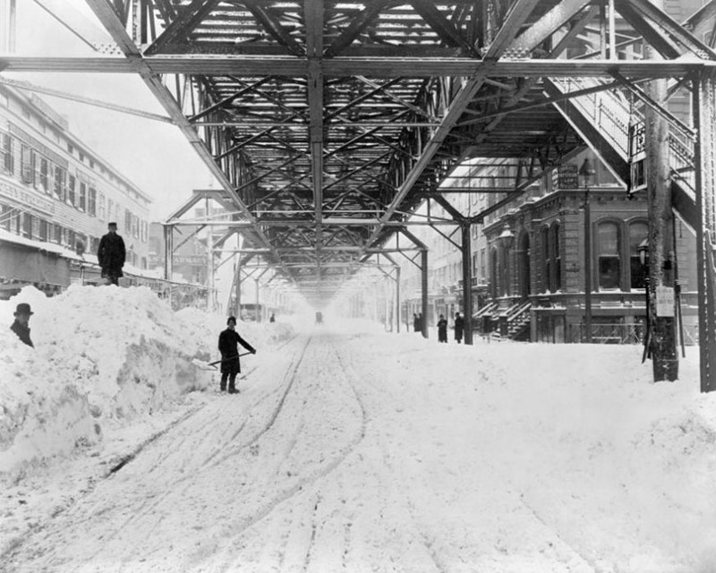 Рабочие расчищают снег под железной дорогой после метели