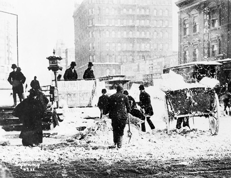 Рабочие расчищают снег на Таймс-Сквер