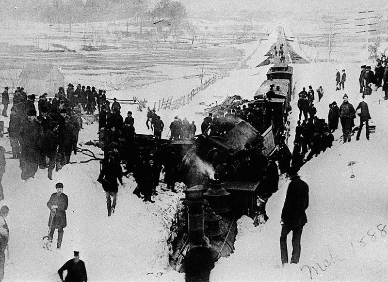Поезд сошел с рельсов и почти полностью погрузился в снег, Нью-Йорк