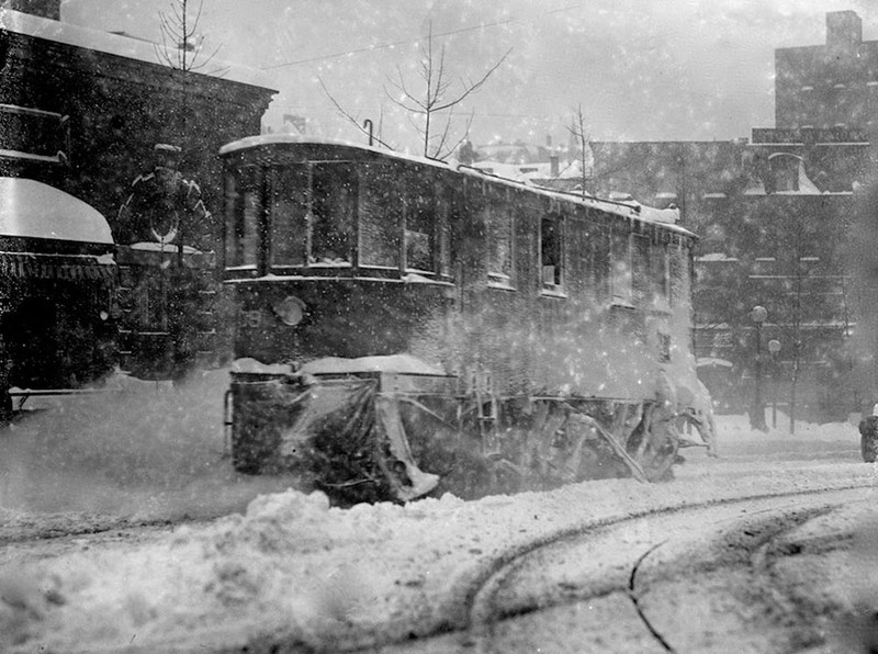 Троллейбус пробирается сквозь снег, Вашингтон