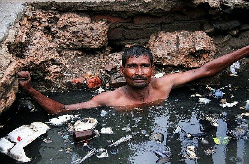 Чистильщик канализации в Индии.