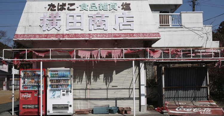 Фасад магазина в неплохом состоянии и снова вендинговые автоматы