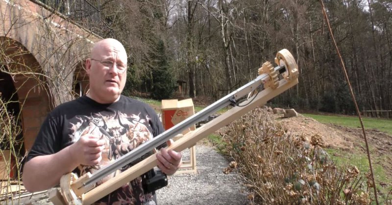 Немецкий изобретатель построил деревянную винтовку, стреляющую ножами