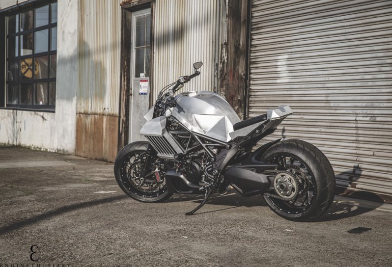  Генеральный директор MotoCorsa Арун Шарма примерно 2 года назад раздобыл поврежденный мотоцикл Ducati Diavel, чтобы сделать что-то экстремально необычное. 