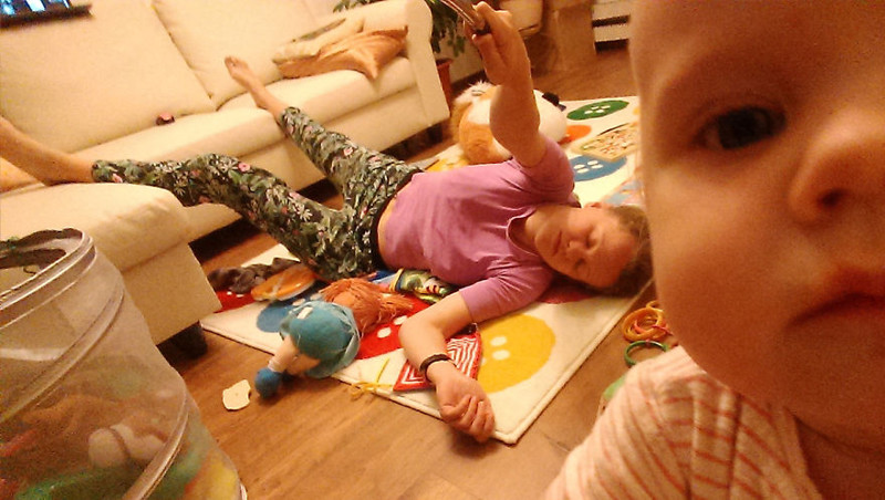 Малышка очень любит играть с мамой, правда, после полуночи Юля уже чувствует усталость, но старается не показывать этого, не расстраивать дочку