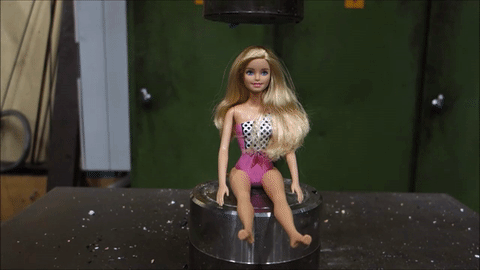 Кукла Барби под гидравлическим прессом