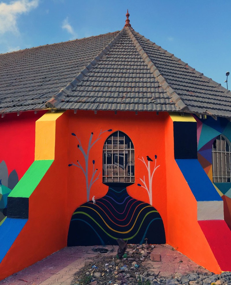 Уличный художник украсил яркими граффити стены заброшенной церкви в Марокко 