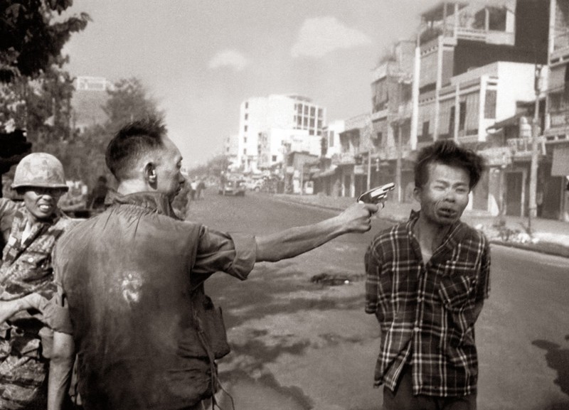 8. Эта фотография демонстрирует ужасы войны во Вьетнаме, но что она запечатлела на самом деле?